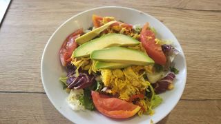 Ensalada De Pollo Asado Con Aguacate Exótica