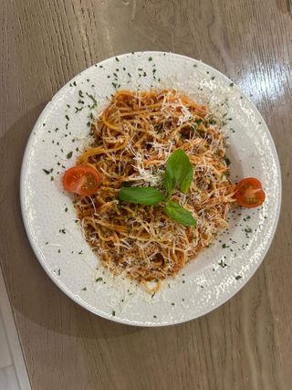 Spagetti Bolognese + gratis piće