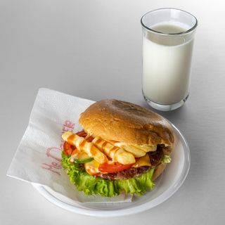 Бургер със свинско кюфте + айрян Мегле (300мл)