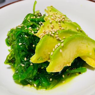 Algas Wakame con aguacate