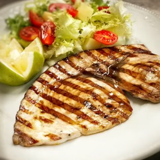 Pesce spada alla griglia con insalata