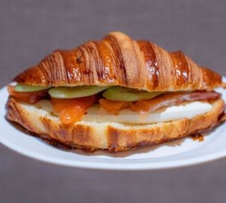 Сэндвич круассан с лососем