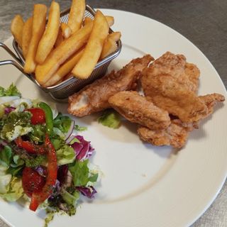 Stripsy z kurczaka z frytkami i surówką