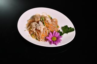 59. Spaghetti di soia in brodo con verdure e pollo