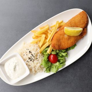 Zagrebački pileći odrezak, pommes + limunada