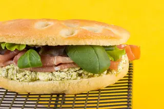 Focaccia farcita tonda con crudo e formaggio cremoso