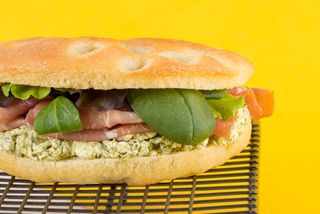 Focaccia farcita tonda con crudo e formaggio cremoso