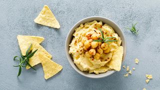 Nachos e hummus di ceci