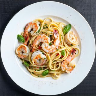 Pasta saltata con gamberi alla piastra