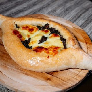 Chaczapuri adżarskie z warzywami