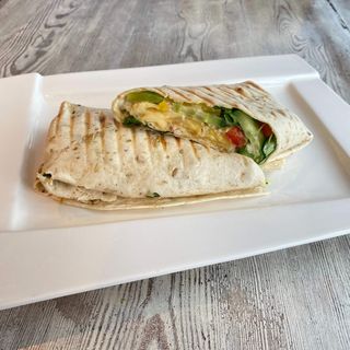 Tortilla z panierowanym żółtym serem, warzywami i sosem tatarskim