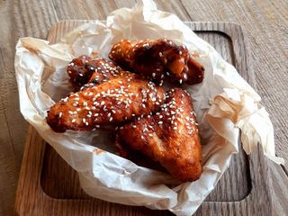 Курячі крильця в пікантному соусі (200г)