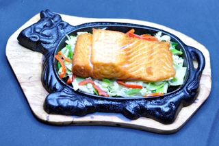 Łosoś na gorącym półmisku