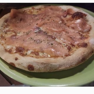 Pizza salmón con nata y gambas (individual)