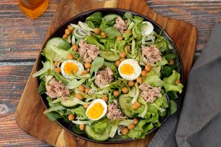 Insalata mista, uovo sodo, pomodoro, tonno, cetriolo