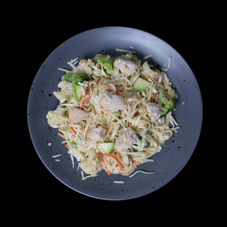 Локшина удон з куркою у вершковому соусі.