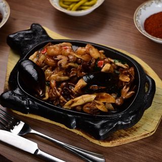 Морепродукты на сковороде 