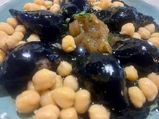 Calamar Relleno En Su Tinta Con Cebolla Caramelizada Y Garbanzos
