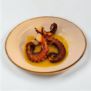 Polipo grigliato su vellutata di patate