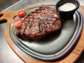 Стейк з яловичини вага м'яса у сирому вигляді (300г)