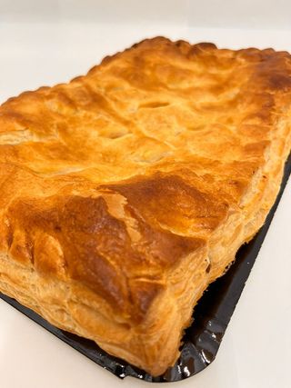 EMPANADA DE HOJALDRE RELLENA DE ATUN