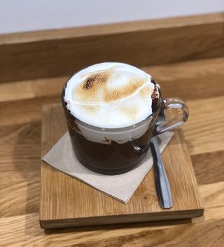Chocolate A La Taza Con Crema De Nubes Tostada