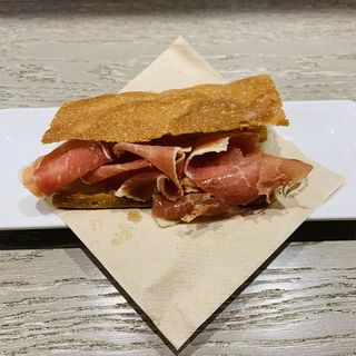 Coca De Folgueroles Petit Pernil Salat