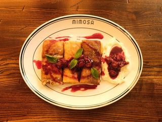 Naleśniki z twarożkiem i sosem wiśniowym