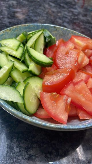 Salată de roşii și castraveţi