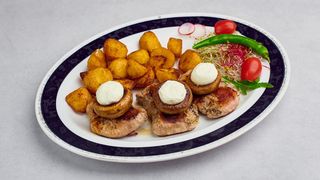 Medaliony z polędwiczki Bałkan Grill, bekon, pieczarki, kajmak
