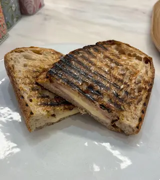 Sandwich com Queijo Emmental e Tomate