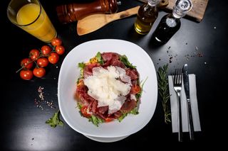 Salata bresaola si parmezan 