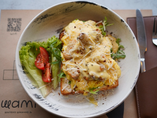 Брускета з куркою та соусом голондез