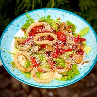Теплий салат з тушкованим кальмаром