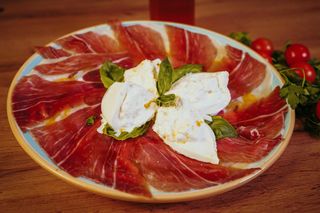 Mozzarella di Bufala e Prosciutto con Pan Casero