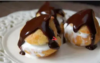 Profiteroles Con Chocolate (Comida)