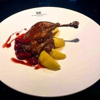 Качка із вишневим соусом та карамелізованим яблуком