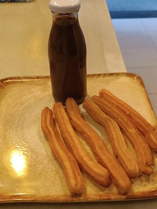 Esmorzar individual: 6 xurros amb gluten + 200 ml. de xocolata