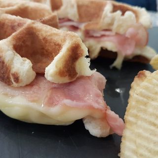 Gofre De Bacon Y Queso