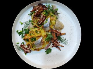 Картопляні вафлі з беконом та оселедцем