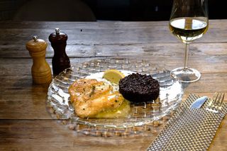 Piept de pui cu sos de lămâie și orez negru