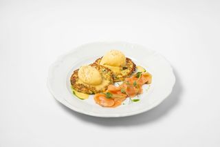 Зеленые кабачковые оладьи с семгой слабой соли