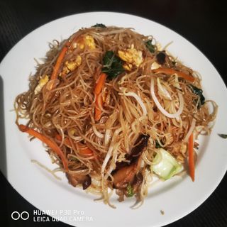 Fideo de arroz frito con huevo y verdura