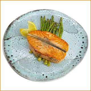 Salmon steak cu sparanghel