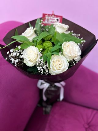 Стилен букет с 5 бр. Бели рози #013