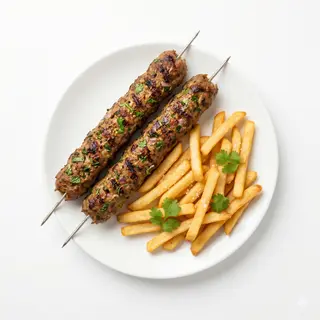 32. Plato Combinado De Seekh Kebab (2 Uds.) Patatas Y Ensalada