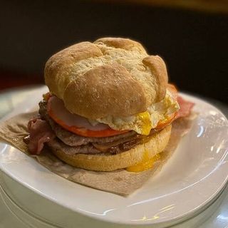 Hamburguesa con lomo y huevo frito