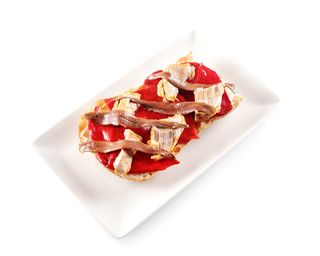 Tosta De Lomos De Bonito, Piquillos Y Anchoas