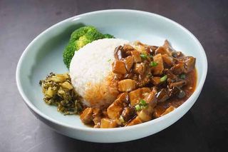 48. Manzo e pollo saltati con funghi, bambù e riso