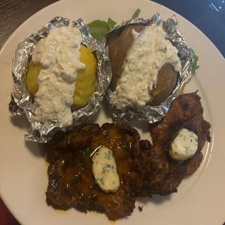 Grillowana Karkówka z pieczonym ziemniakiem z gzikiem podawana z surówką